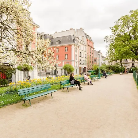 Marais Place Des Vosges Sevigne Paryż